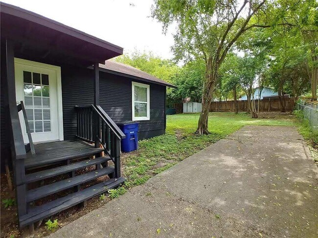 Building Photo - 1705 Singleton Ave
