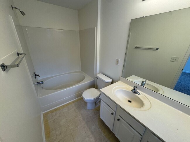 Building Photo - Spacious South Durham Townhouse!