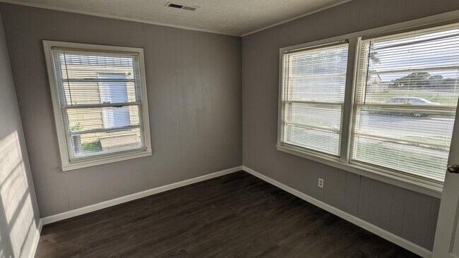 Building Photo - 1632 S Glenn Ave