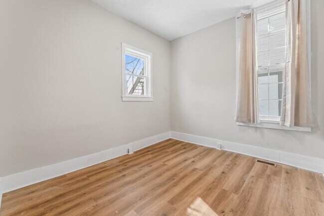 Building Photo - 621 E Main St