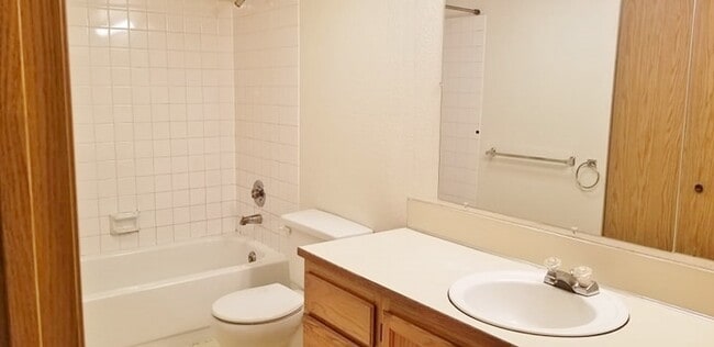 Building Photo - Sammamish Waterway 1 Bedroom + Den 1 BA Condo $1800.00