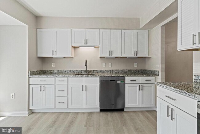 Building Photo - 6632 Green Ash Dr