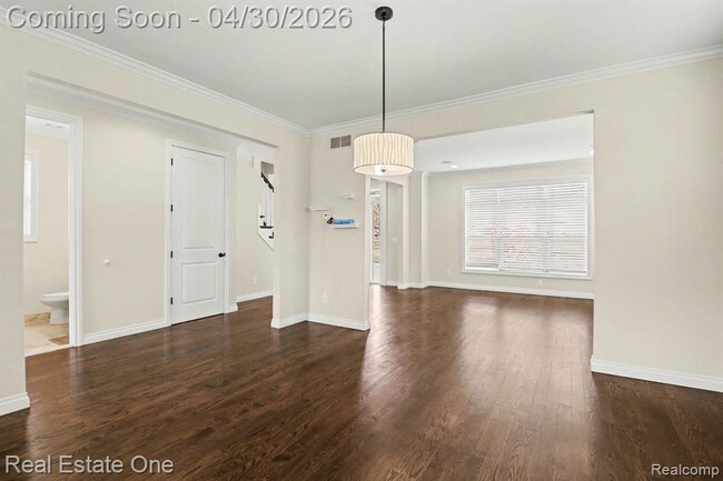 Building Photo - 714 E University Ave