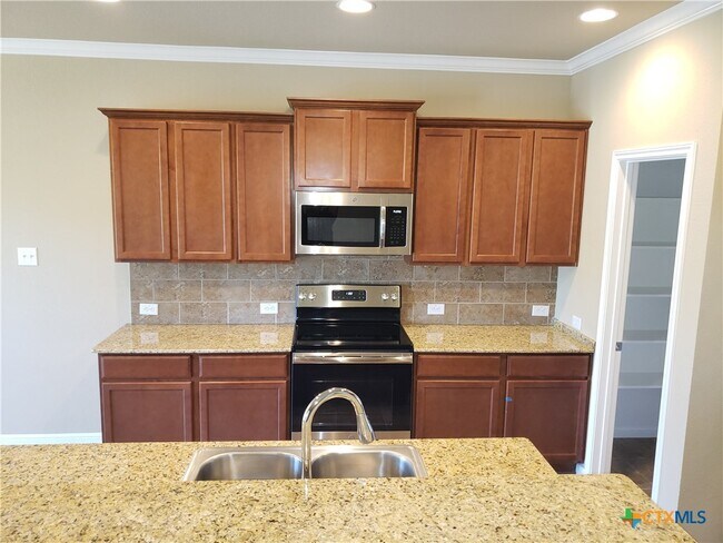 Building Photo - 5906 Blackstone Dr