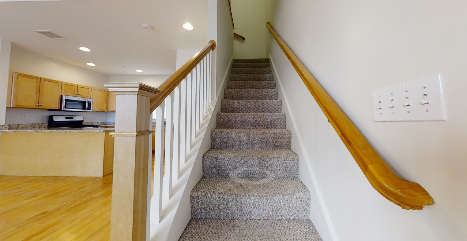 Building Photo - 105 2nd St