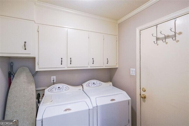 Building Photo - 701 Willow Ridge Dr NE