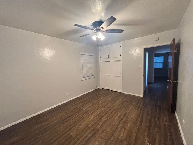 Building Photo - Spacious 3BR 1BA on 5th & I St! Large hous...