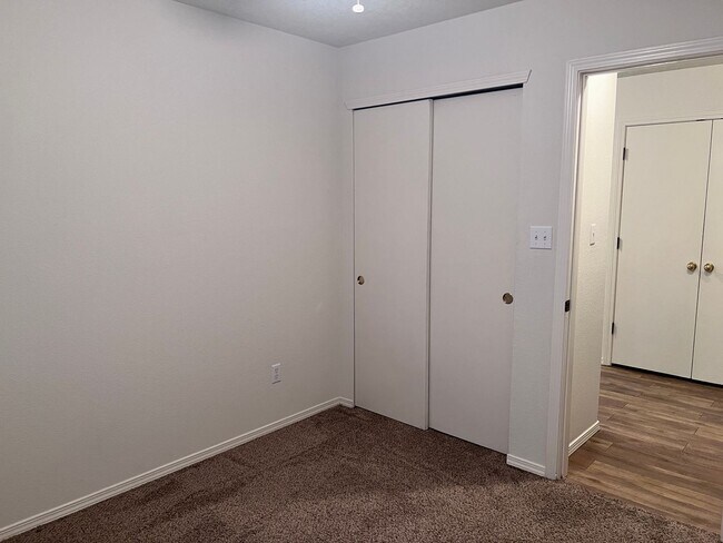 Building Photo - Nice 3 Br, 2 Ba, 2 CG, near Alameda and Louisiana