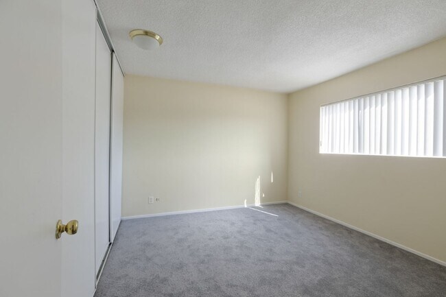 Building Photo - 8421 Lindley Ave