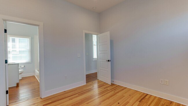 Building Photo - 3 Bedroom 3 Bath Apartment (October) Downt...