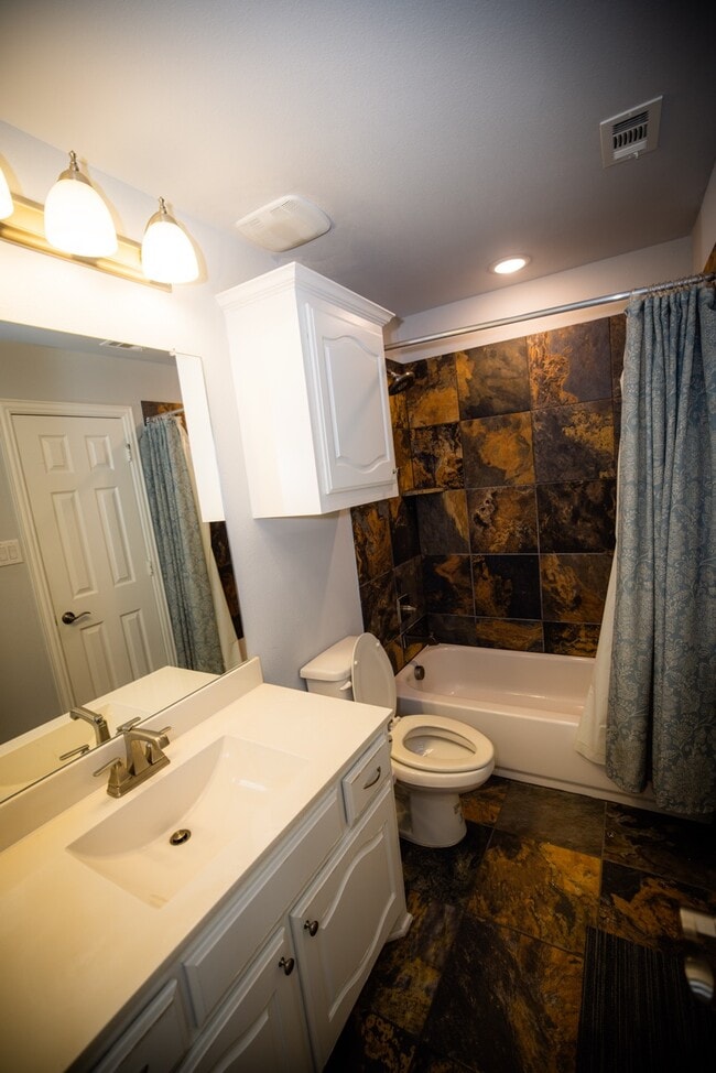 Building Photo - 13923 Hopewell Dr