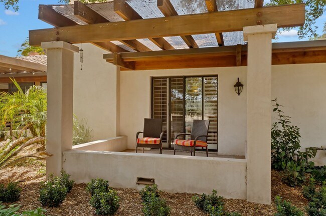 Building Photo - 525 Las Palmas Dr
