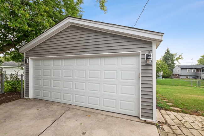 Building Photo - 8818 Fairway Dr