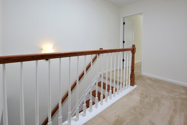 Building Photo - Townhome in Quiet Neighborhood
