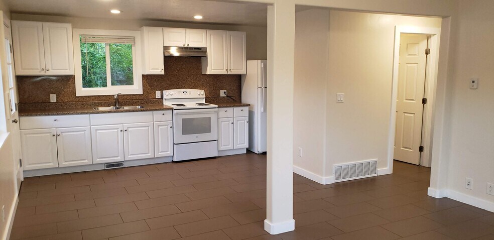 Building Photo - 560 N 900 W