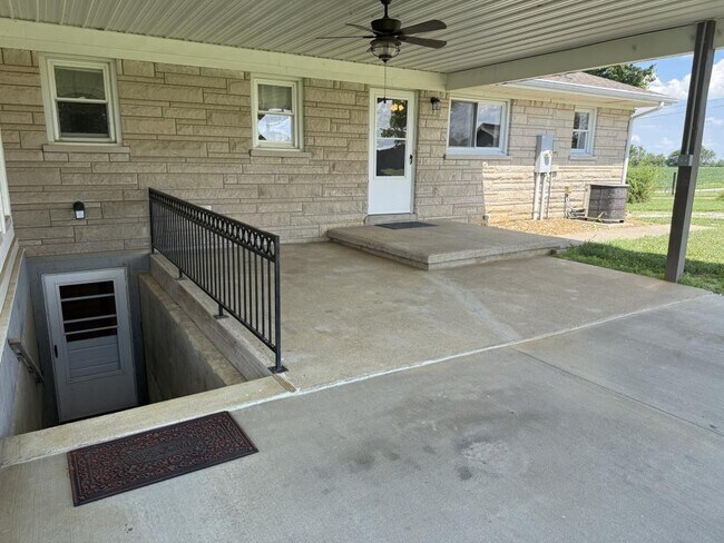 Building Photo - 589 Thomas Rd