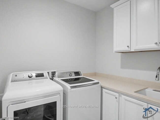 Building Photo - 225 Houret Dr