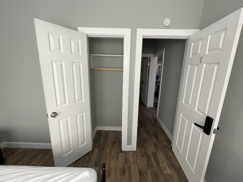 Building Photo - 427 E Southcross