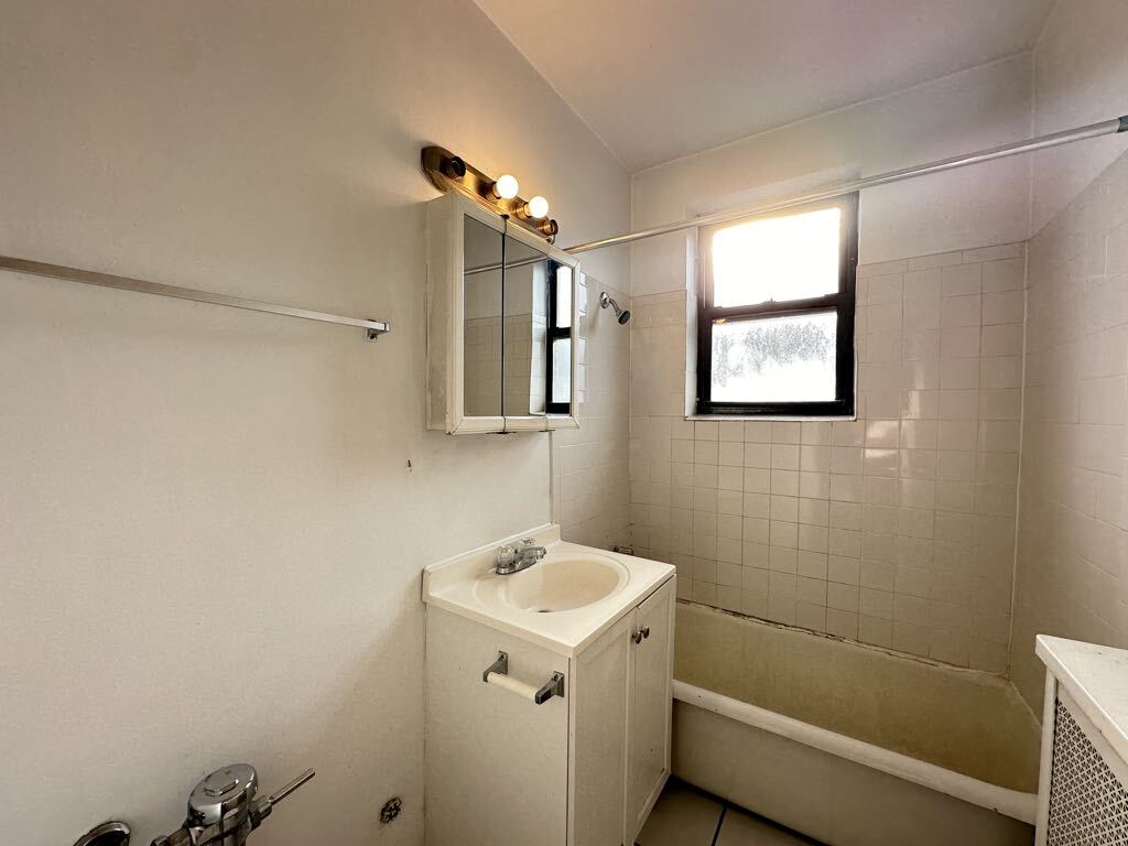 Building Photo - 742 W Belmont Ave