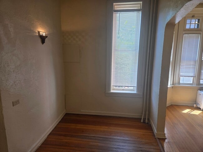 Building Photo - Charming 1-Bedroom Apartment in Denver's Capitol Hill Neighborhood