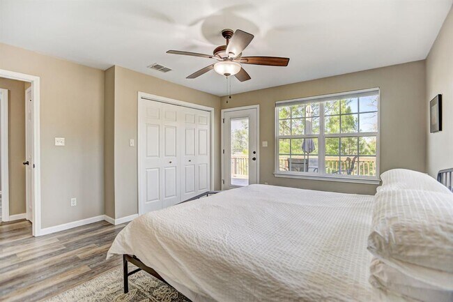 Building Photo - 460 Pine Tree Loop