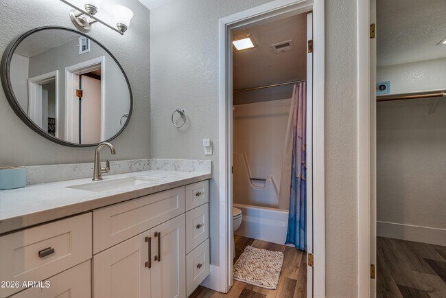 Building Photo - 4150 E Cactus Rd