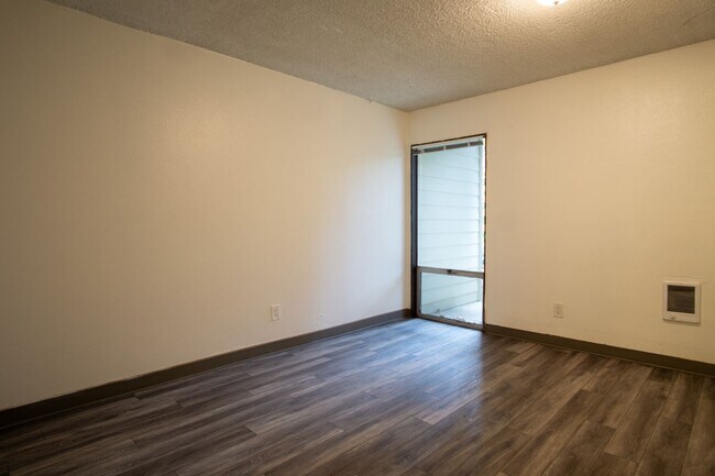 Building Photo - Nicely Renovated One Bedroom Near OHSU Available Now!
