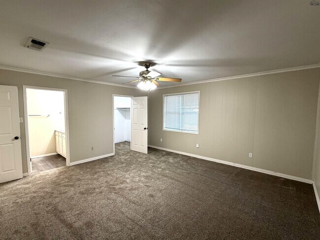 Building Photo - 5127 Parklane Dr