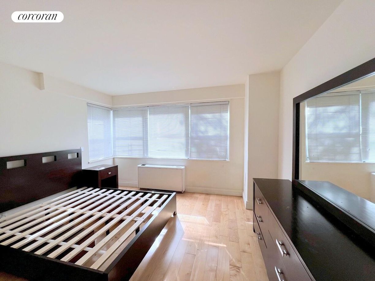 Building Photo - 211 E 53rd St