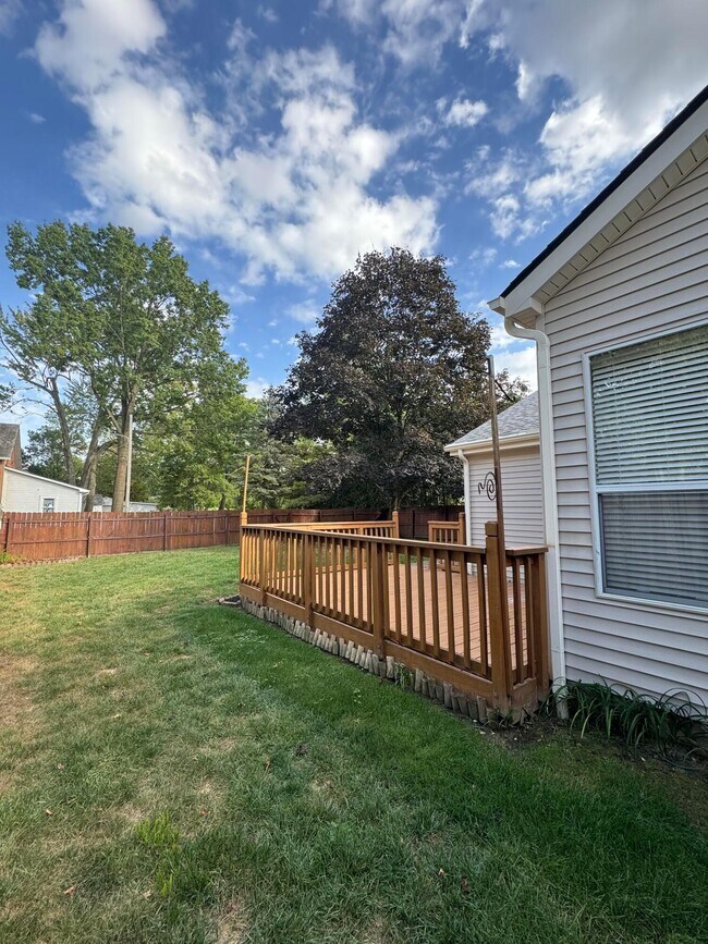 Building Photo - 8000 Leaview Dr