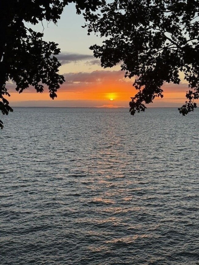 Building Photo - Gorgeous Water Front Home with Beach Access