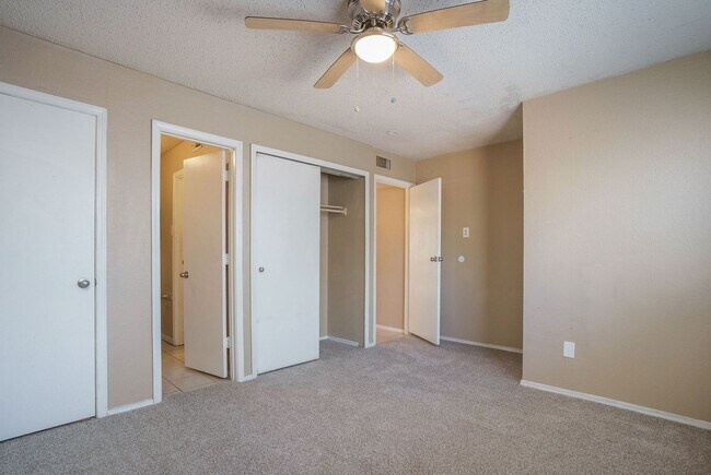 Building Photo - Charming 3-1-1 in S Dallas