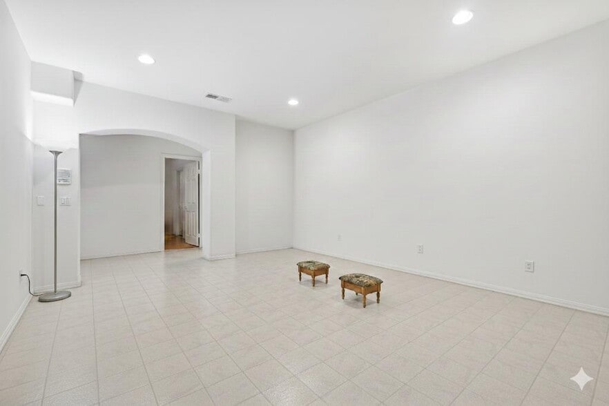 Unfurnished with AI - 8010 Gilman Ct