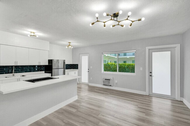 Building Photo - 9270 E Bay Harbor Dr