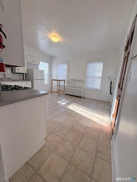 Building Photo - 733 Elm St