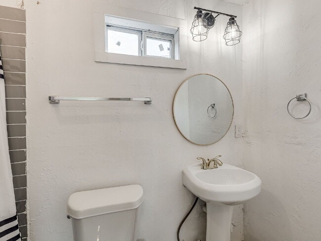 Building Photo - Beautifully Updated Bungalow!