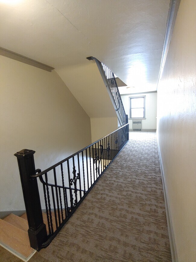 Building Photo - 769 Shady Dr E