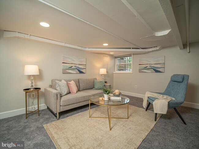 Building Photo - 905 K St NE