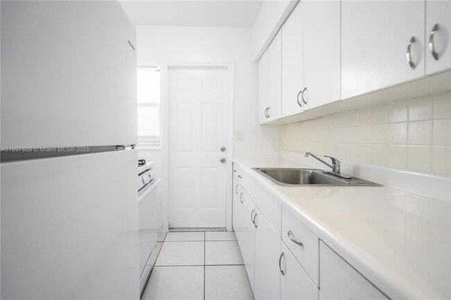 Building Photo - 7829 Carlyle Ave