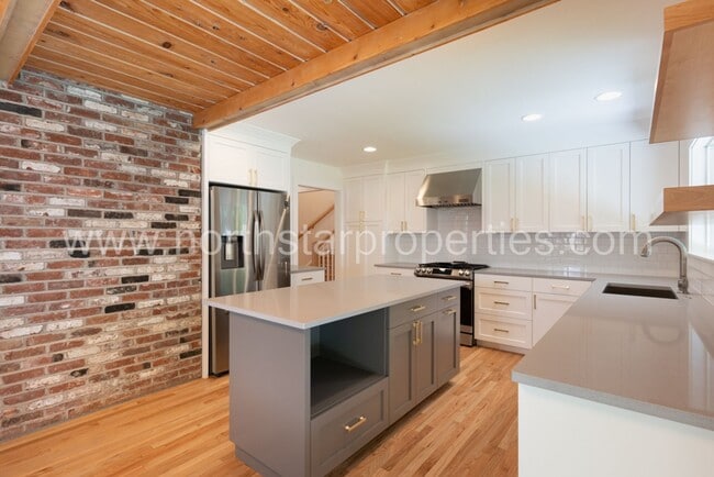 Building Photo - Exceptional Remodel Near Waluga Park