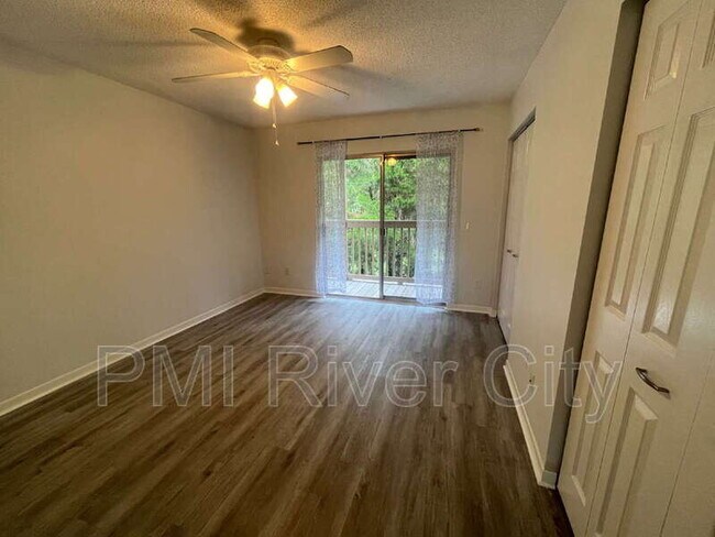 Building Photo - 2300 Twelve Oaks Dr
