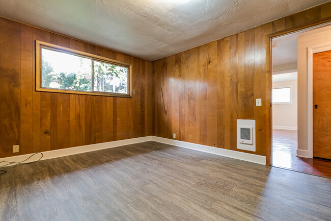 Building Photo - 3-Bedroom, 1-Bath duplex In Eugene South H...