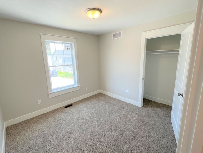 Building Photo - 4 Bed 2.5 Bath Townhome