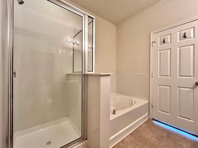 Building Photo - Charming 3/BR 2/BA  Home with Spacious Backyard