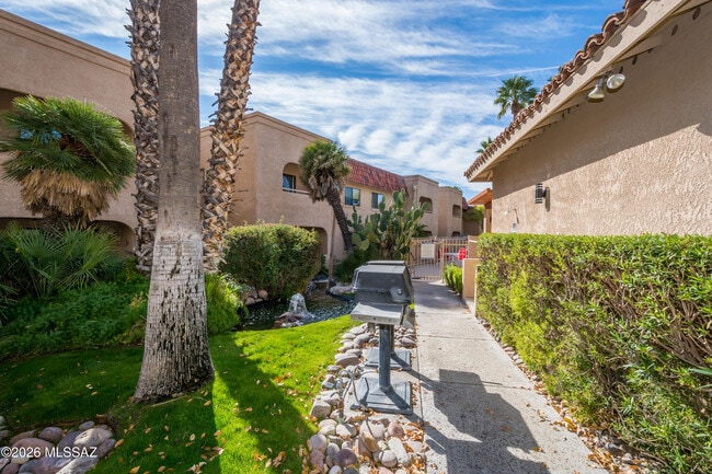 Building Photo - 5750 N Camino Esplendora