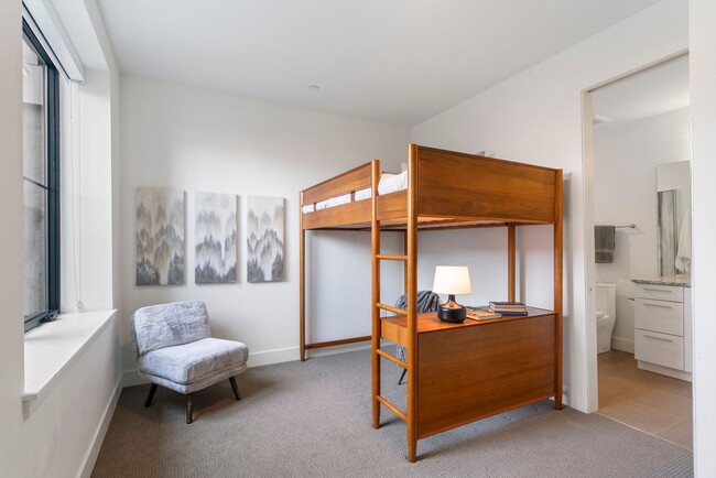 Building Photo - LUX 3BD, 5BA Townhome Near Cherry Creek, C...