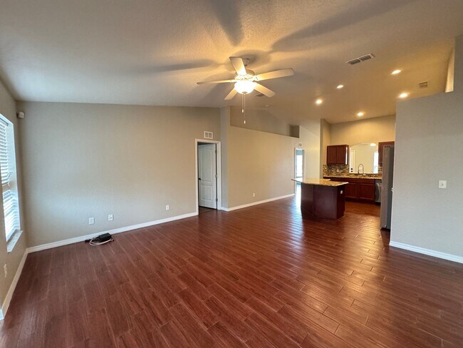 Building Photo - Spacious 4 Bedroom / 3 Bathroom Home in Davenport