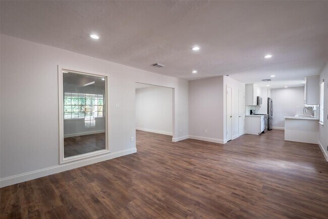 Building Photo - 3515 Lake Ridge Bend