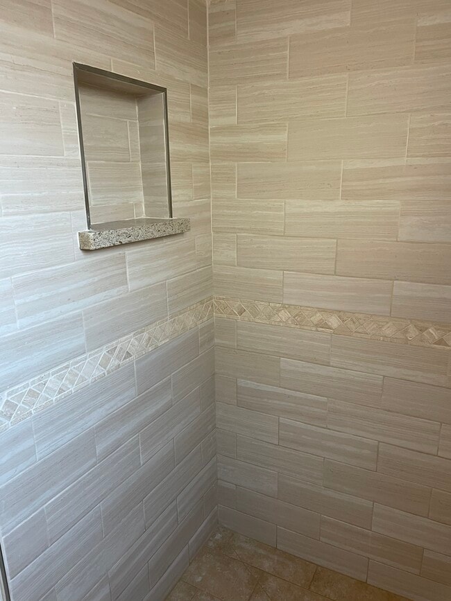 Building Photo - 114 W B St