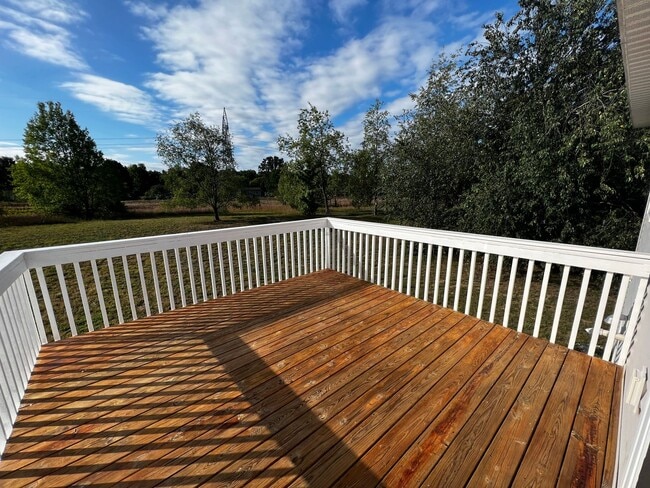 Building Photo - Bright & Beautiful 3-Bedroom Spacious, Mov...